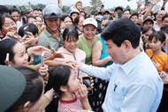 State President visits, encourages flood victims in Da Nang city’s Go Noi commune